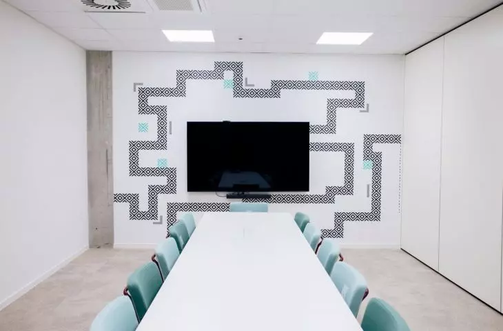 graphics, which is the main decoration of the conference room, refers to the cult game Snake with incorporated logos of the agency