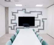 graphics, which is the main decoration of the conference room, refers to the cult game Snake with incorporated logos of the agency