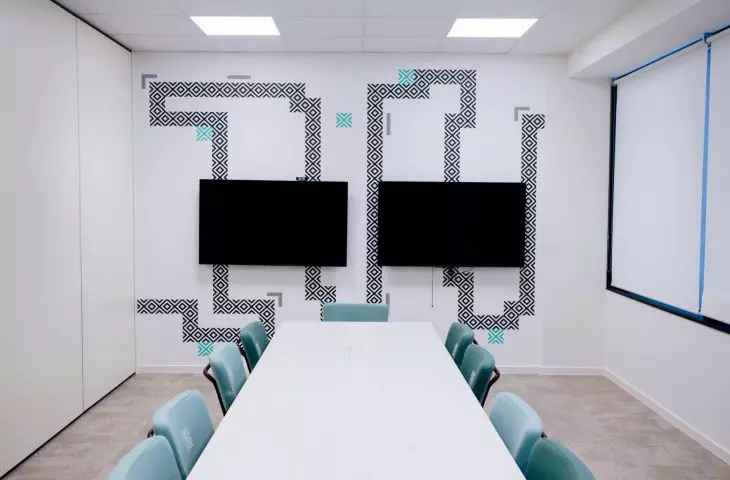 graphics, which is the main decoration of the conference room, refers to the cult game Snake with incorporated logos of the agency