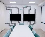 graphics, which is the main decoration of the conference room, refers to the cult game Snake with incorporated logos of the agency