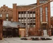 The Żnin Sugar Factory has changed its original function, but has managed to preserve the industrial character of the building and its immediate surroundings 