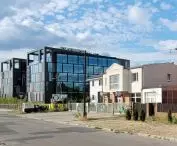 biurowce Castor i Pollux, ul. Kopanina, Poznań, nowe budynki i stara chaotyczna zabudowa