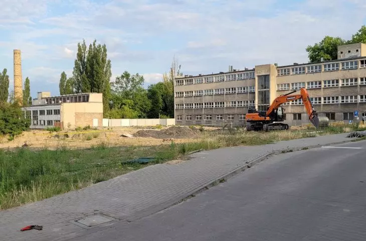 construction site on Krzyzowa Street; here the new building of the Dega hospital will be built (right), in the background a fragment of the hospital park is visible