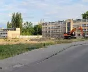 plac budowy przy ul. Krzyżowej; tu powstanie nowy budynek szpitala im. Degi (po prawej), w tle widoczny fragment szpitalnego parku
