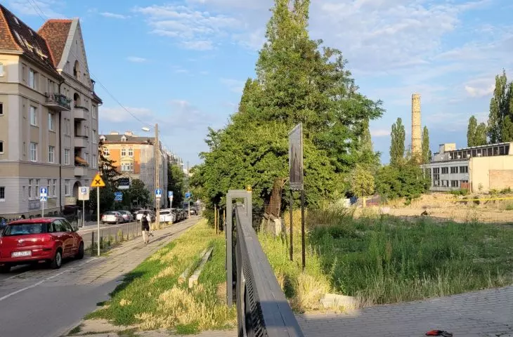 ulica Krzyżowa i teren budowy nowego skrzydła szpitala im. Degi