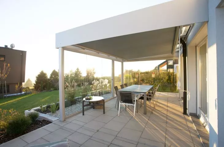 Pergola to ogólna nazwa konstrukcji ogrodowych, które składają się z pionowych elementów nośnych oraz zadaszenia. Dach ma często formę poliwęglanowych lameli, które regulują stopień nasłonecznienia tarasu.   