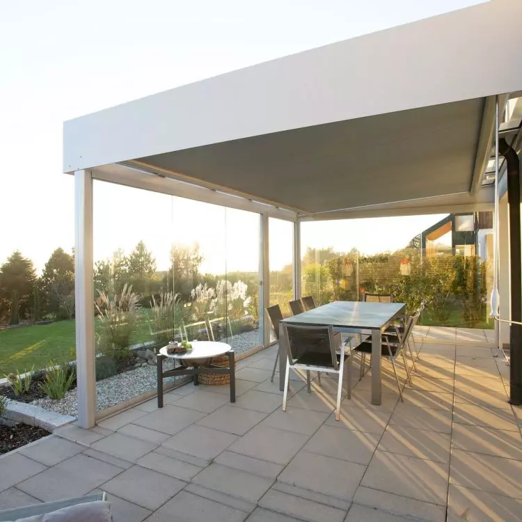 A pergola is a general name for garden structures that consist of vertical supporting elements and a canopy. The roof is often in the form of polycarbonate fins, which regulate the degree of sunlight on the terrace.   