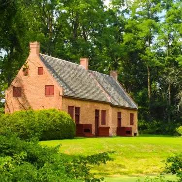 Houses built with natural materials are an increasingly common sight in the Polish landscape. In addition to modern designs, many people are choosing to modernize existing buildings.