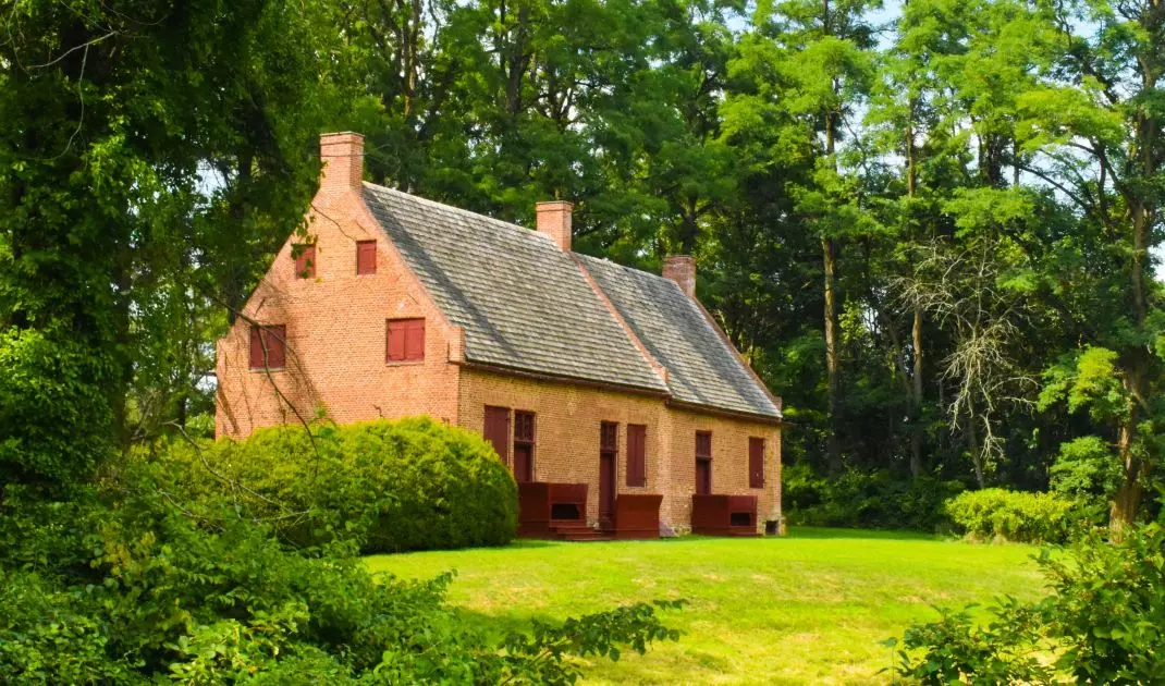 Domy budowane z naturalnych materiałów to coraz częstszy widok w polskim krajobrazie. Obok nowoczesnych projektów wiele osób decyduje się na modernizację istniejących budynków. 
