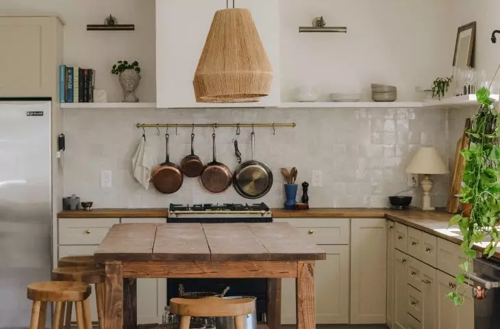 Demolition wood is suitable for the production of unique furniture, among other things. Tables and benches with a raw look emphasize the rustic character of the interior.