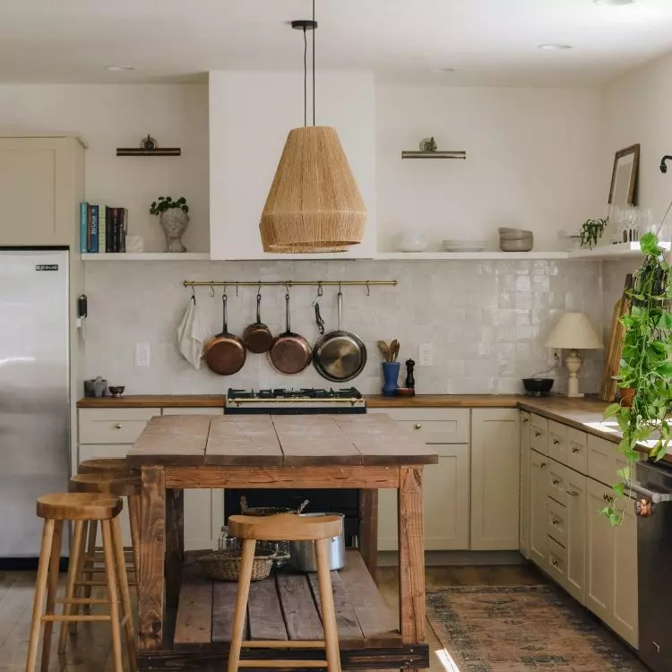Demolition wood is suitable for the production of unique furniture, among other things. Tables and benches with a raw look emphasize the rustic character of the interior.