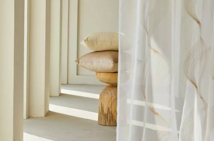 Clay plaster highlights the natural beauty of the walls. Using the play of light, additional design effects can be brought out.
