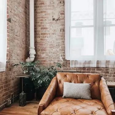 Recycled bricks are one of the most popular finishing materials among lovers of lofts and eclecticism.