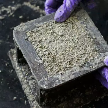 Beton konopny jest biodegradowalnym materiałem budowlanym. Może być wyrabiany i formowany na miejscu.