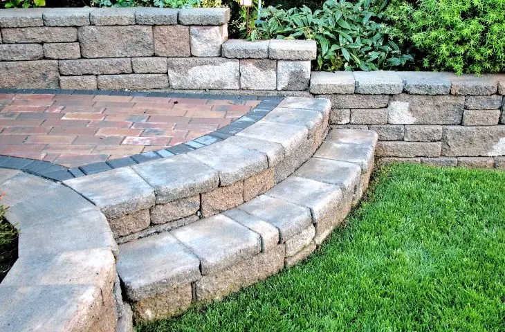 Stone perfectly harmonizes with both modern garden architecture and classic arrangements. Among other things, granite is used to form steps, paths, borders or sculptures.