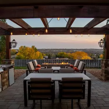When decorating a terrace, also take care of decorations, textiles and lighting