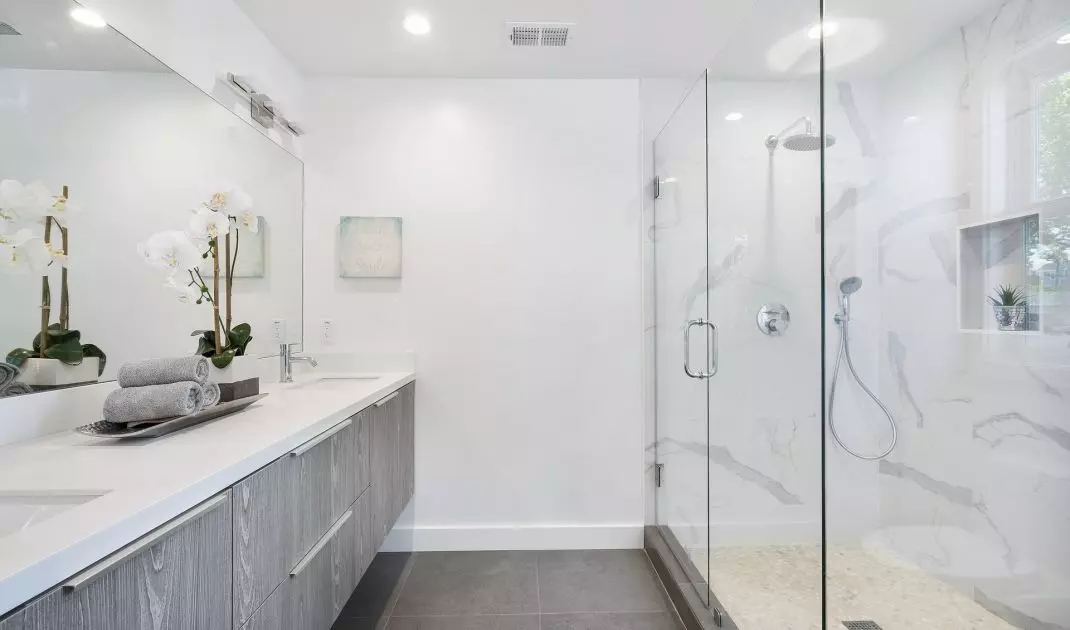 You can have a large, comfortable shower in a small bathroom. The difference between this solution and a bathtub is fundamental - a glass shower cubicle does not visually reduce the size of the bathroom.