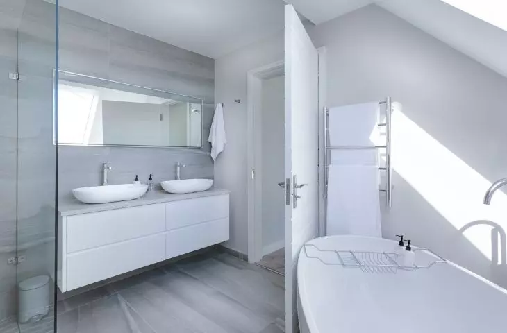  Skosy w łazience są bardzo dobrym miejscem na montaż wanny.