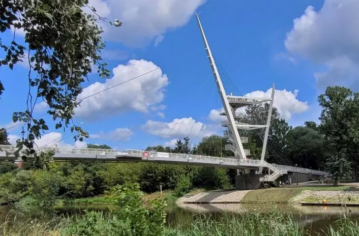 Pedestrian and bicycle bridge in Owińskach near Poznań, design: Atelier Paweł Byrski