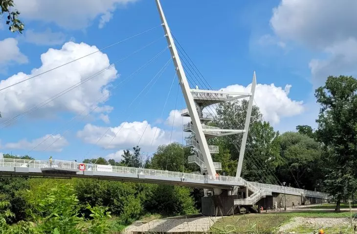 Pedestrian and bicycle bridge in Owińskach near Poznań, design: Atelier Paweł Byrski