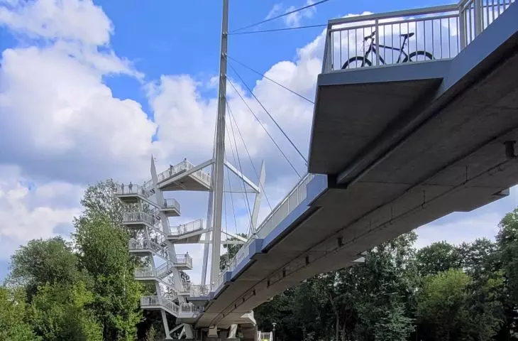 Pedestrian and bicycle bridge in Owińskach near Poznań, design: Atelier Paweł Byrski