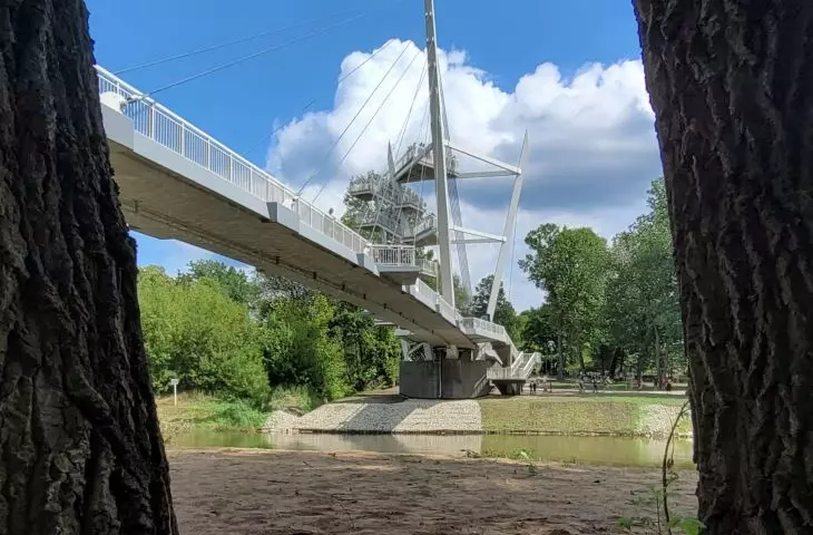 Pedestrian and bicycle bridge in Owińskach near Poznań, design: Atelier Paweł Byrski