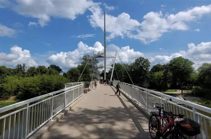 Pedestrian and bicycle bridge in Owińskach near Poznań, design: Atelier Paweł Byrski