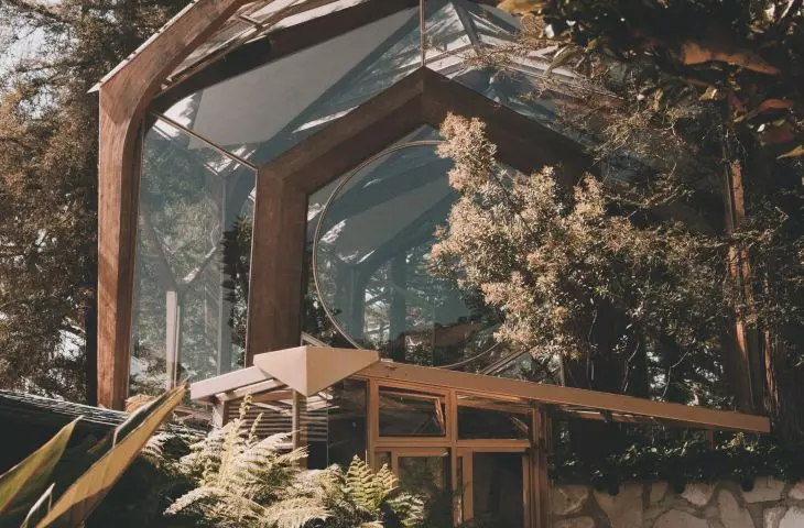 Pergola jest znakomitym rusztowaniem dla różnego rodzaju przesłon, rolet i paneli, chroniących przed wiatrem i spojrzeniami sąsiadów. Warto również zamontować moskitiery, aby uwolnić się od uciążliwych owadów.