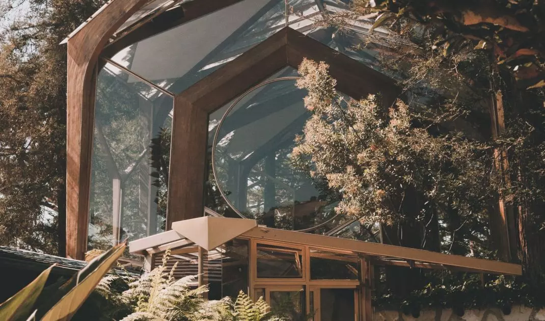 The pergola is an excellent scaffolding for a variety of shades, blinds and panels to protect against the wind and the stares of neighbors. It's also worth installing mosquito nets to free yourself from bothersome insects.