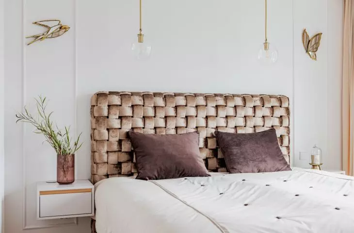 The braided bed headboard is the biggest decoration of the bedroom