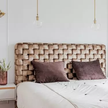 The braided bed headboard is the biggest decoration of the bedroom
