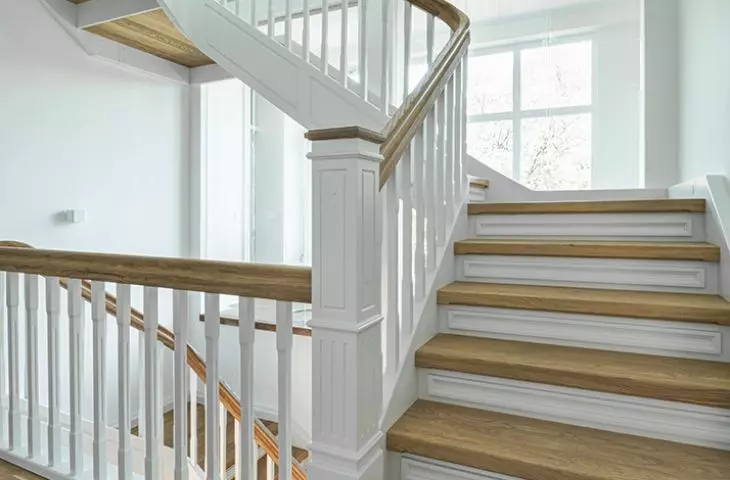 You can finish the stairs with ceramic tiles, wood, rugs or micro-cement.