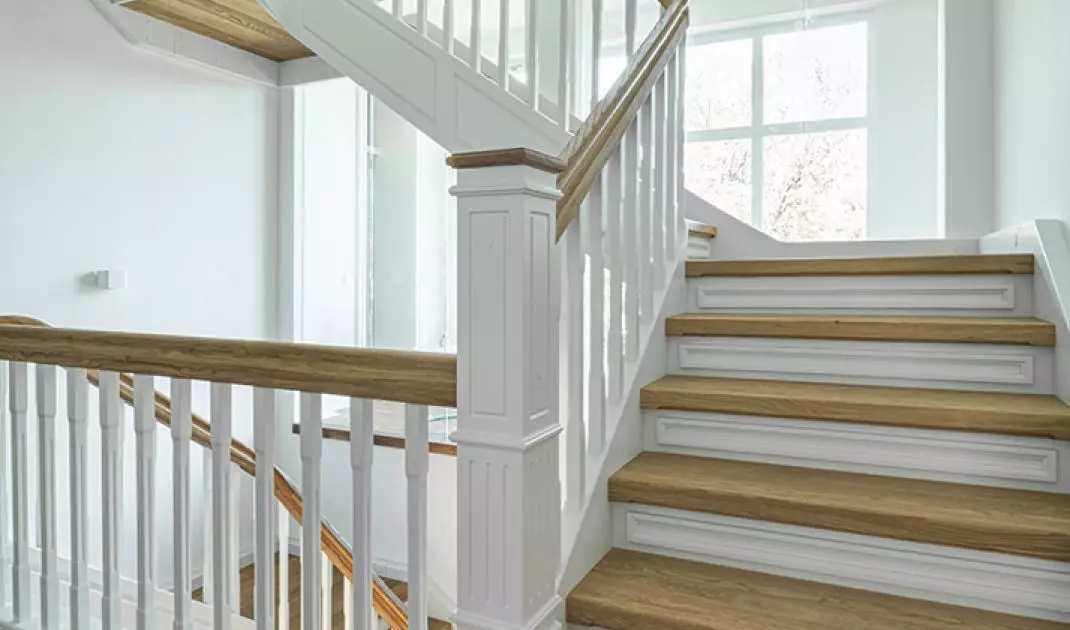You can finish the stairs with ceramic tiles, wood, rugs or micro-cement.
