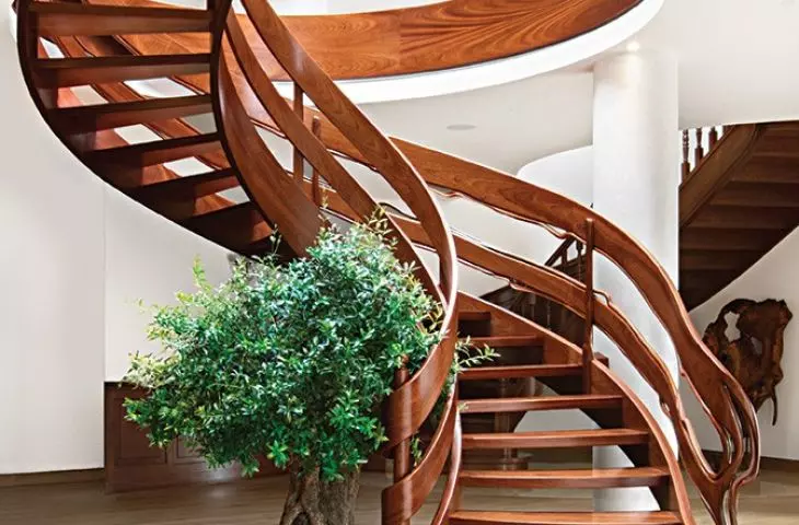 Spiral and reverse spiral staircases take up the least amount of space, but it is worth considering the convenience of use and adjusting the dimensions of the steps to suit individual needs.