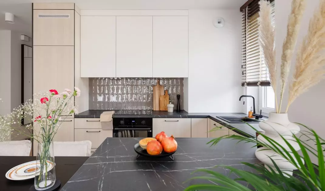 The tiles above the countertop resemble luxe tiles