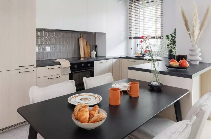Between the kitchen and the living room there is a dining area
