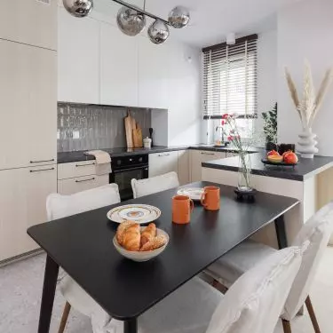 Between the kitchen and the living room there is a dining area