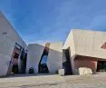Toruńskie Centrum Kulturalno-Kongresowe Jordanki — ceglaste i ceglane motywy na fasadzie i we wnętrzu nawiązują do gotyckiej starówki, proj.: Fernando Menis