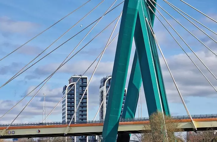 University Bridge over the Brda - these bends and strains foreshadow Bydgoszcz's energy, which surprised me