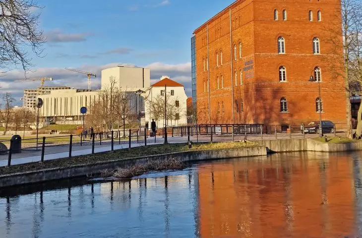 The building of the District Museum's Gallery of Modern Art, in keeping with Bydgoszcz's good standards, is beautifully reflected in the water, and the impressive Nova Opera House, which is being expanded, emerges from behind it;