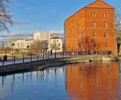 The building of the District Museum's Gallery of Modern Art, in keeping with Bydgoszcz's good standards, is beautifully reflected in the water, and the impressive Nova Opera House, which is being expanded, emerges from behind it;