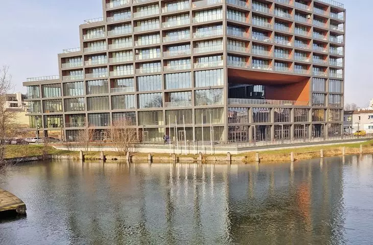 Nordic Haven apartment building also peeks through the waters of the Brda River, proj.: Nizio Design International