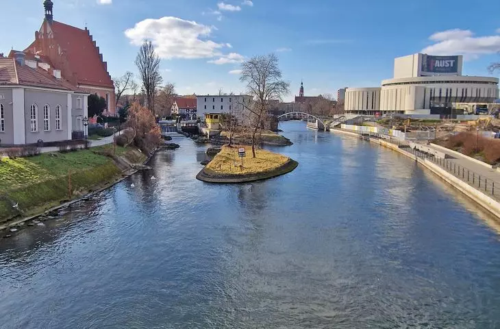 Bydgoszcz - goods, around which the world once revolved, flowed down the Brda and Vistula, to Gdansk, giving work to thousands of rafters and merchants, building the power of the Riverside Tercet