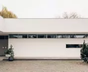 poziome podziały podkreśla doświetlający wnętrze pas podłużnych okien 