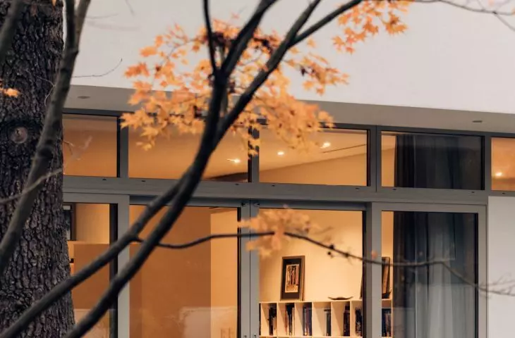 window frames and doors are made of powder-coated aluminum in a light shade of gray