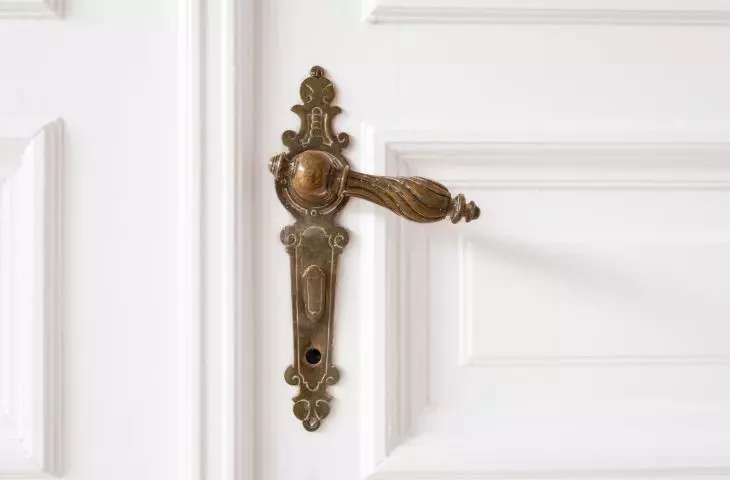 Do wyboru mamy klamki miedziane, mosiężne, szklane, plastikowe, drewniane, ceramiczne, ze stali nierdzewnej oraz aluminium, 