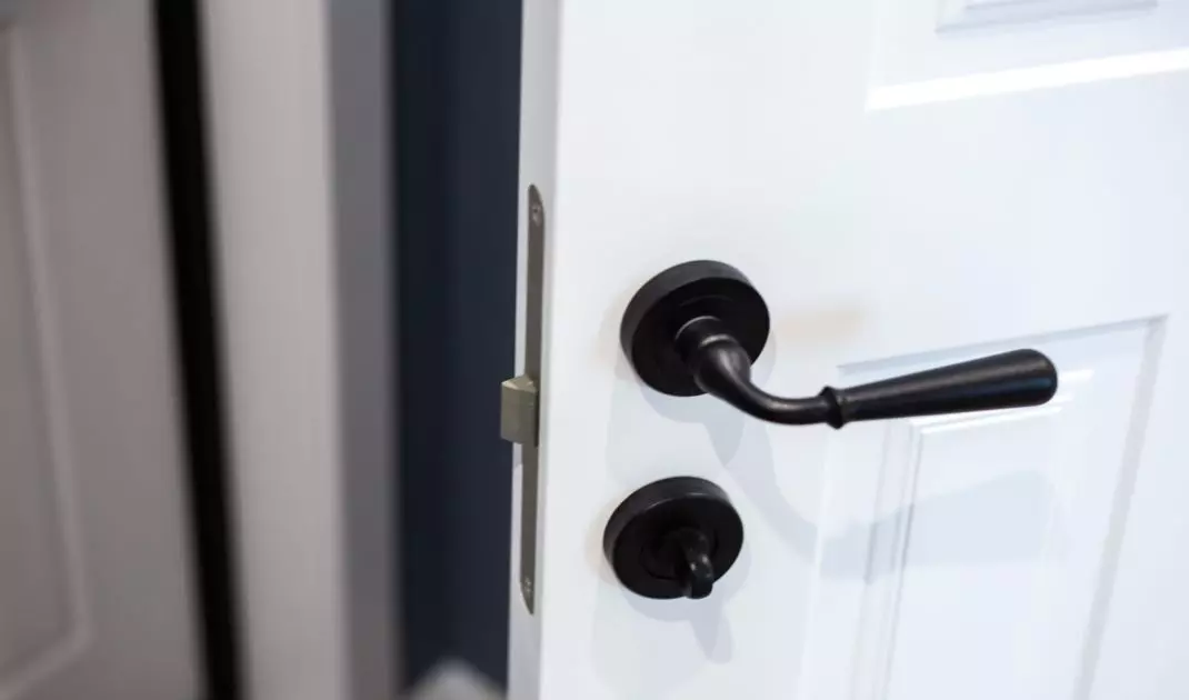 The choice of handles is important for safety reasons