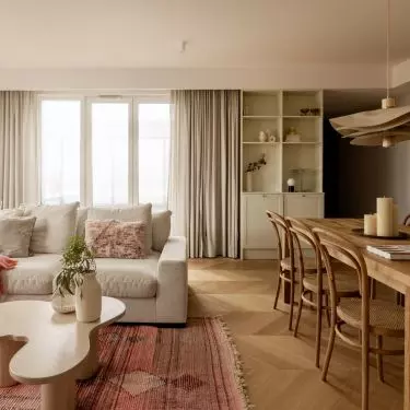 The interior is inspired by the English style