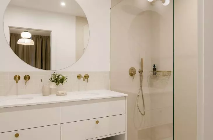 The parents' bathroom has terrazzo flooring