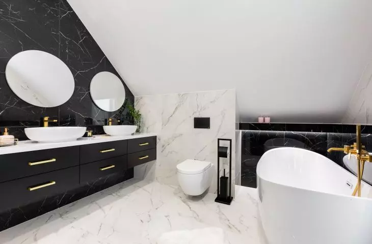 Large-format tiles with a marble pattern appear in the bathroom 
